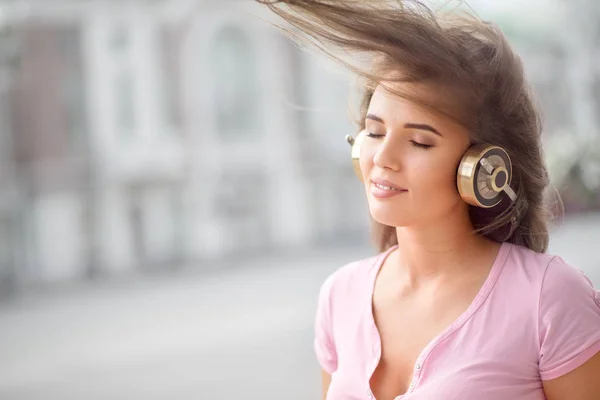 Hermosa Joven Con Auriculares Música Vintage Pie Sobre Fondo Urbano — Foto de Stock