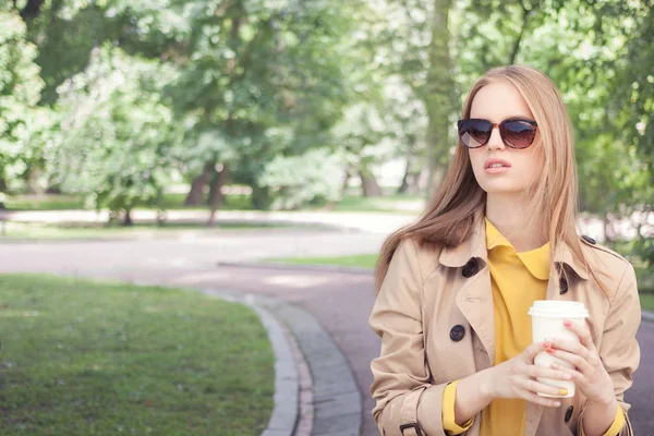 Joven Mujer Moda Tomando Descanso Café Después Compras Caminando Con — Foto de Stock