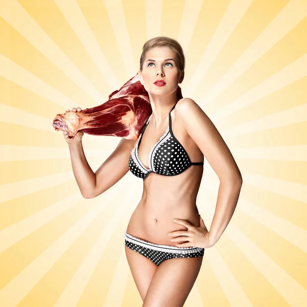 Kreatywnych Portret Pięknej Dziewczyny Bikini Trzymając Surowego Mięsa Ramieniu Kolorowy — Zdjęcie stockowe