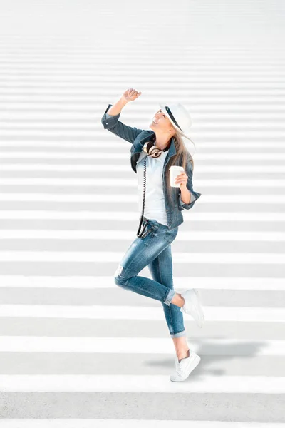 Mulher Bonita Chapéu Casaco Jeans Com Uma Xícara Café Takeaway — Fotografia de Stock