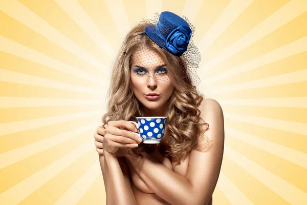 美しい裸ピンまでの女の子の帽子 カラフルな抽象的な漫画スタイルの背景に水玉カップからお茶やコーヒーを飲む創造的なビンテージ写真 — ストック写真