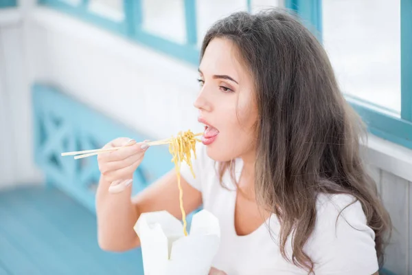 Mulher Bonita Sentada Banco Segurando Uma Lancheira Fast Food Comendo — Fotografia de Stock