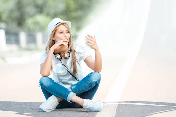 Bella Giovane Donna Con Cuffie Musicali Intorno Collo Navigare Internet — Foto Stock