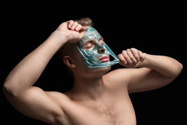 Güzel Bir Genç Adam Bir Yüz Maskesi Yüz Vücut Cilt — Stok fotoğraf