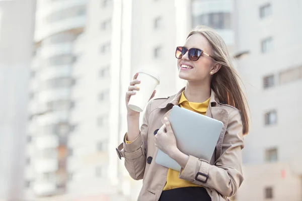 Vacker Ung Affärskvinna Med Disponibel Kaffekopp Dricka Kaffe Och Håller — Stockfoto