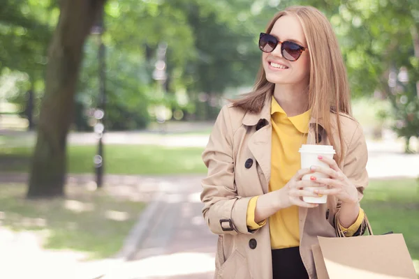 Joven Mujer Moda Tomando Descanso Café Después Compras Caminando Con — Foto de Stock