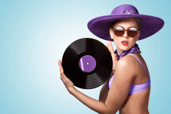 Una Foto Ragazza Pin Caldo Cappello Vintage Possesso Vinile Record — Foto Stock