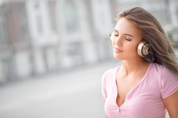 Hermosa Joven Con Auriculares Música Vintage Pie Sobre Fondo Urbano — Foto de Stock