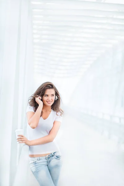 Joyeux Jeune Femme Portant Des Écouteurs Musique Debout Sur Pont — Photo