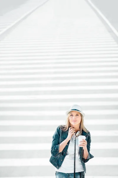 Belle Jeune Femme Dans Chapeau Veste Jeans Avec Une Tasse — Photo