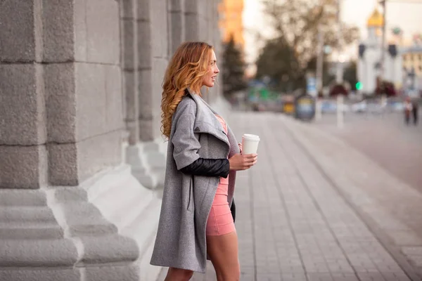 Una Bella Donna Con Caffè Andare Contro Scena Urbana — Foto Stock