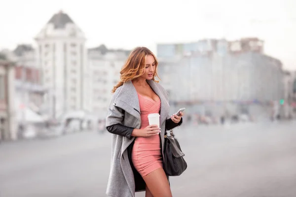 Une Femme Affaires Vérifiant Email Téléphone Mobile Tenant Une Tasse — Photo