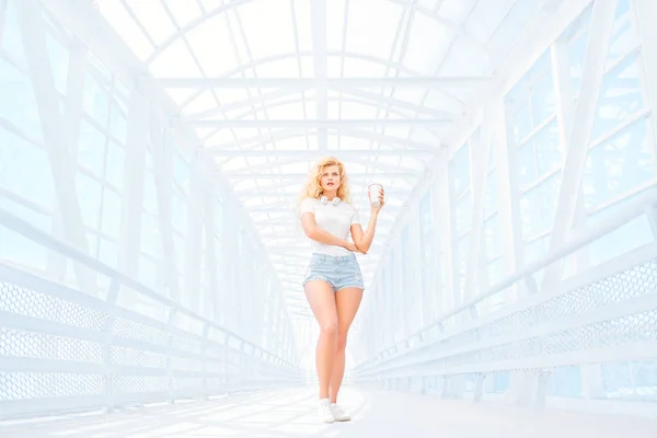 Όμορφη Νεαρή Γυναίκα Ακουστικά Μουσική Στέκεστε Πάνω Στην Γέφυρα Ένα — Φωτογραφία Αρχείου
