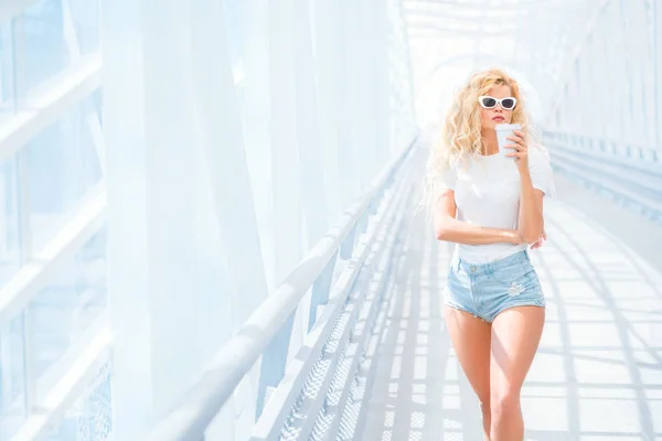 Mujer Joven Rubia Reflexiva Gafas Sol Con Tomar Taza Café — Foto de Stock