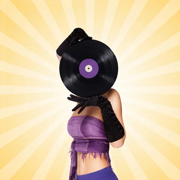 カラフルな抽象的な漫画スタイルの背景に紫 Microgroove ビニール レコードの後ろに隠れて セクシーな女の子のカラフルな写真 — ストック写真