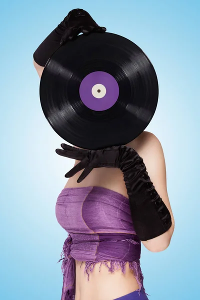 青の背景に紫 Microgroove ビニール レコードの後ろに隠れて セクシーな女の子のカラフルな写真 — ストック写真