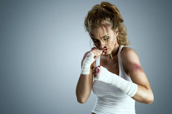 Агрессивная Женщина Боец Синяками Окровавленными Повязками Кулаках Стоящая Позиции Боксёра — стоковое фото