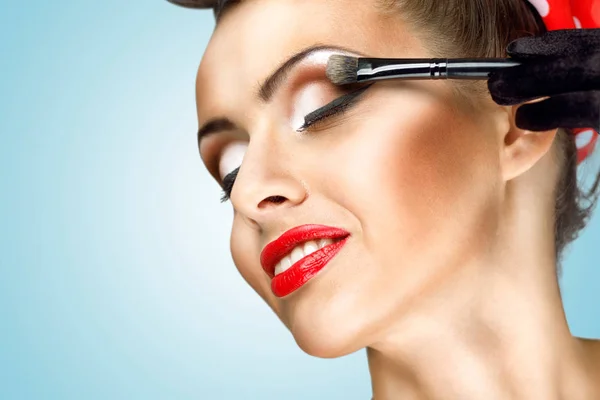 Glamour Girl Fashion Makeup Painting Her Cheek Brush — Stock Photo, Image
