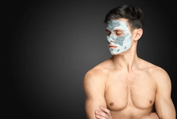 Retrato Hermoso Joven Relajado Con Una Máscara Barro Facial Barro —  Fotos de Stock