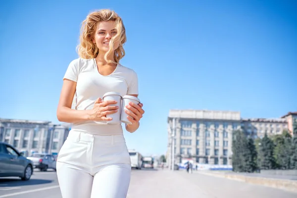 Beautiful Young Woman Two Takeaway Coffee Cups Standing Urban City — Stock Photo, Image