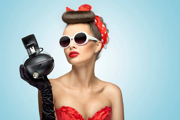 Una Hermosa Foto Una Hermosa Chica Con Auriculares Mano — Foto de Stock