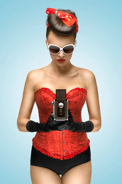 Photo Pin Girl Corset Holding Vintage Camera — Stock Photo, Image