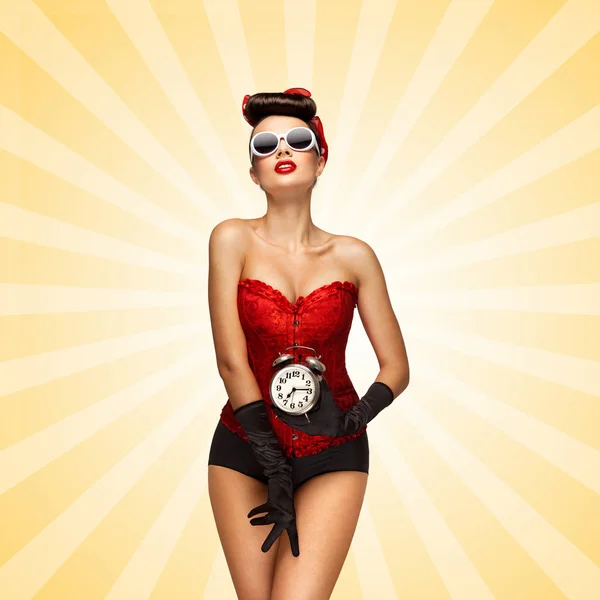 Sexy Pinup Ragazza Corsetto Vintage Rosso Con Una Sveglia Retrò — Foto Stock