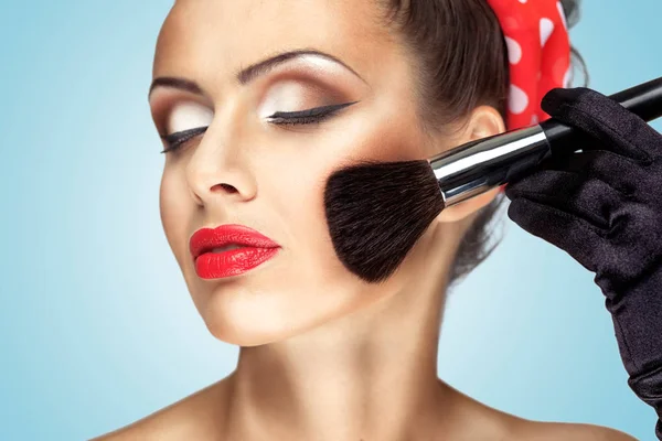 Chica Glamour Con Maquillaje Moda Pintando Mejilla Con Pincel — Foto de Stock