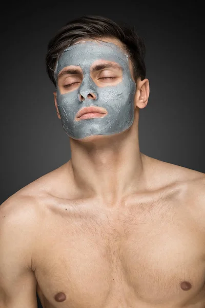 Retrato Hermoso Joven Con Una Máscara Barro Facial Tratamiento Cuidado —  Fotos de Stock