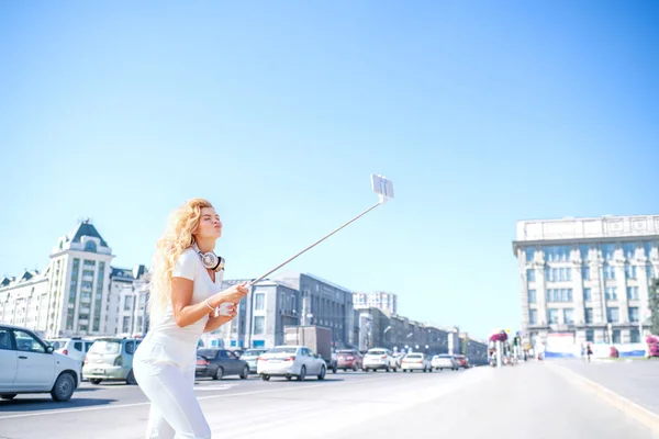 그녀의 헤드폰 도시에 Selfie와 자신의 사진을 — 스톡 사진