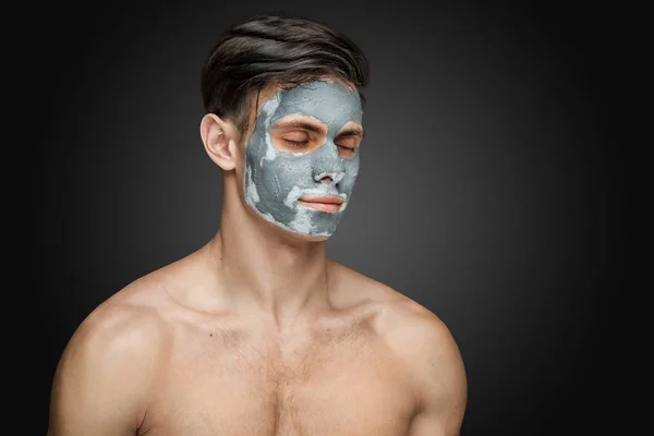 Retrato Hermoso Joven Con Una Máscara Arcilla Facial Tratamiento Cuidado — Foto de Stock
