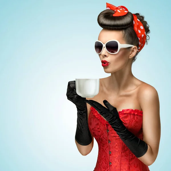 Dreiviertelporträt Eines Glamourösen Pinup Girls Mit Vintage Handschuhen Und Roter — Stockfoto