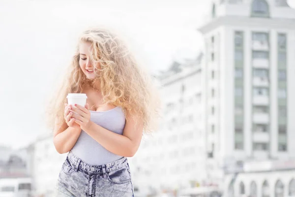 Glückliche Junge Frau Mit Langen Lockigen Haaren Die Eine Kaffeetasse — Stockfoto