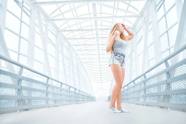 Belle Jeune Femme Aux Longs Cheveux Bouclés Tenant Une Tasse — Photo