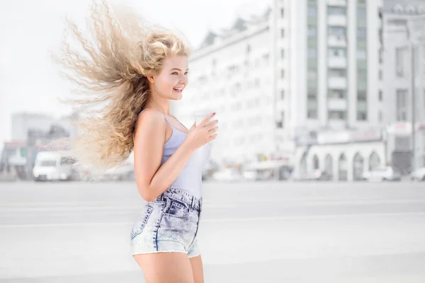 Joyeux Jeune Femme Avec Longs Cheveux Bouclés Tenant Une Tasse — Photo