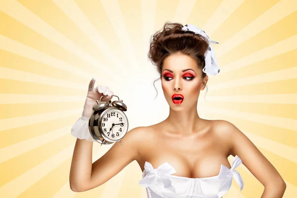 レトロな目覚まし時計を押しながらカラフルな抽象的な漫画スタイルの背景に顔をゆがめたビンテージのウェディング コルセットのセクシーなピンナップ花嫁 — ストック写真