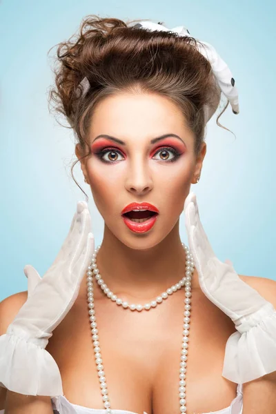 Foto Retrô Uma Noiva Chocada Surpreso Com Maquiagem Elegante Mostrando — Fotografia de Stock