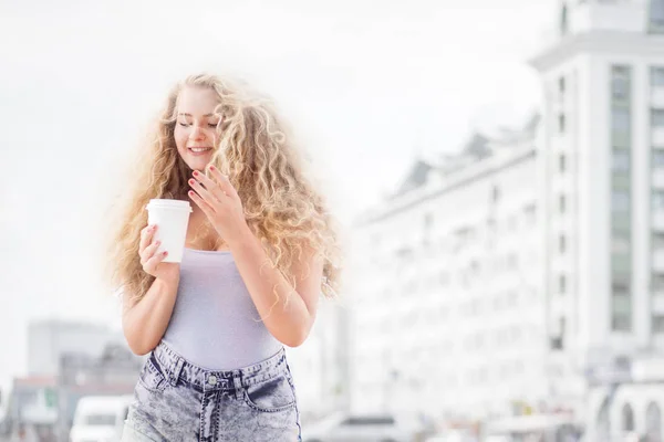 Mujer Joven Feliz Con Pelo Largo Rizado Sosteniendo Una Taza — Foto de Stock