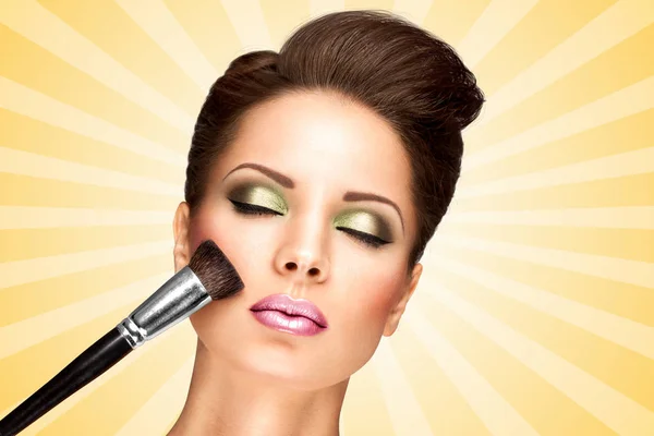 Glamour Mädchen Mit Retro Mode Frisur Anwendung Trockener Kosmetischer Ton — Stockfoto