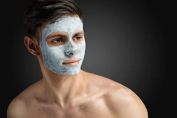 Potret Seorang Pemuda Santai Yang Indah Dengan Masker Tanah Liat — Stok Foto