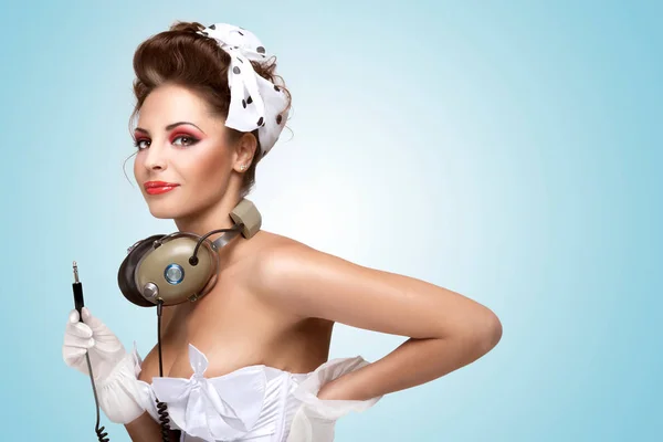 Foto Pin Una Chica Retro Con Maquillaje Elegante Sosteniendo Auriculares —  Fotos de Stock