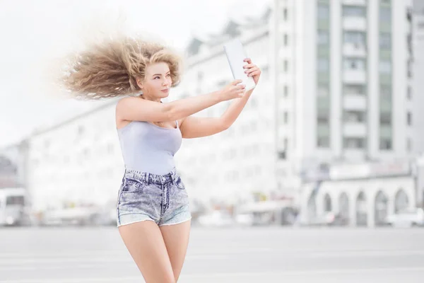 Glad Ung Kvinna Med Vintage Musik Hörlurarna Runt Halsen Tar — Stockfoto