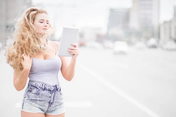 그녀의 빈티지 헤드폰으로 Tablet Pc에서 인터넷을 도시의 — 스톡 사진