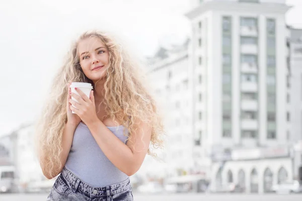 Счастливая Молодая Женщина Длинными Вьющимися Волосами Держа Руках Чашку Кофе — стоковое фото