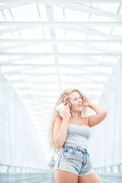 Schöne Junge Frau Mit Musikkopfhörern Die Mit Einer Kaffeetasse Zum — Stockfoto