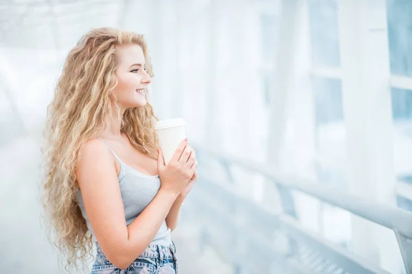 Hermosa Joven Con Pelo Largo Rizado Sosteniendo Una Taza Café — Foto de Stock