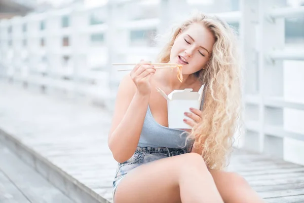 Glückliche Junge Frau Mit Langen Lockigen Haaren Die Auf Dem — Stockfoto