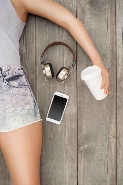 Vacker Ung Kvinna Liggande Trägolv Med Musik Hörlurar Smartphone Och — Stockfoto