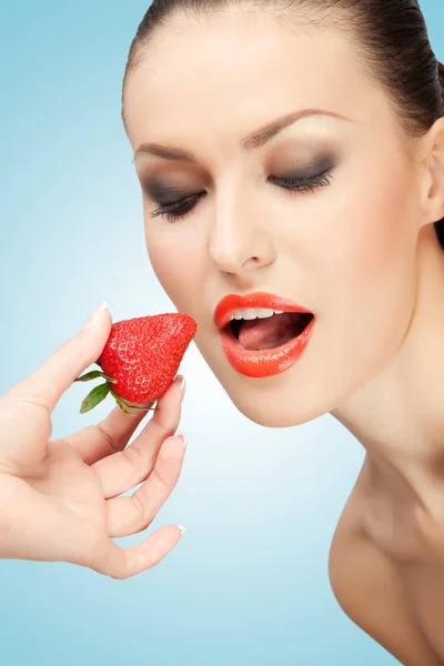 Retrato Creativo Una Hermosa Chica Alimentada Con Una Fresa Roja — Foto de Stock