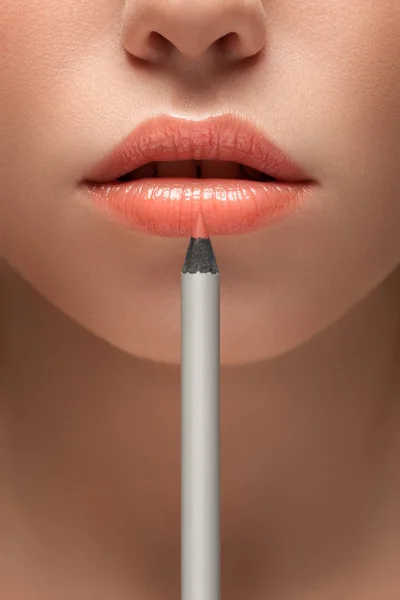 Sensuell Bild Kvinnan Lägre Ansikte Med Makeup Penna Framför Läppar — Stockfoto
